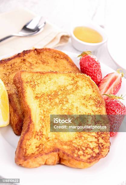 Photo libre de droit de Pain Perdu Avec Des Fraises banque d'images et plus d'images libres de droit de Aliment - Aliment, Aliment frit, Beurre