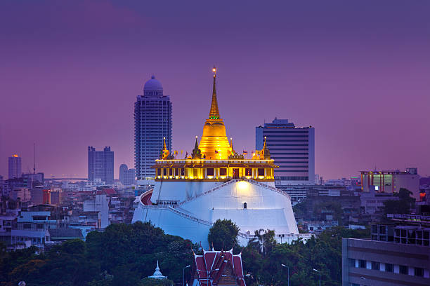 nacht urbane stadt, saket-tempel, sehenswürdigkeit von bangkok, thailand. - golden temple stock-fotos und bilder