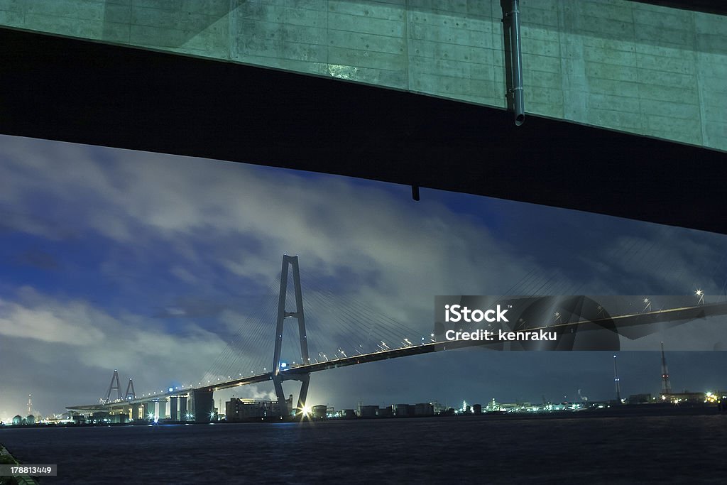 Expressway verkehrt über Meer in der Nacht. - Lizenzfrei Bauwerk Stock-Foto