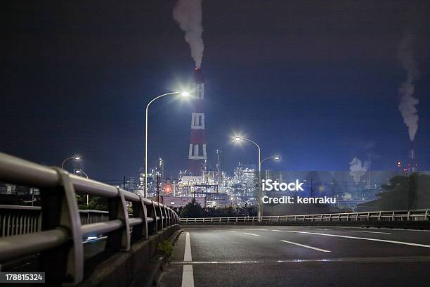 Photo libre de droit de Heavy Industries Zone Pour Voir De La Route banque d'images et plus d'images libres de droit de Brillant - Brillant, Cheminée d'usine, Conduit de cheminée