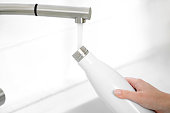frau-gie%C3%9Ft-frisches-wasser-aus-dem-
