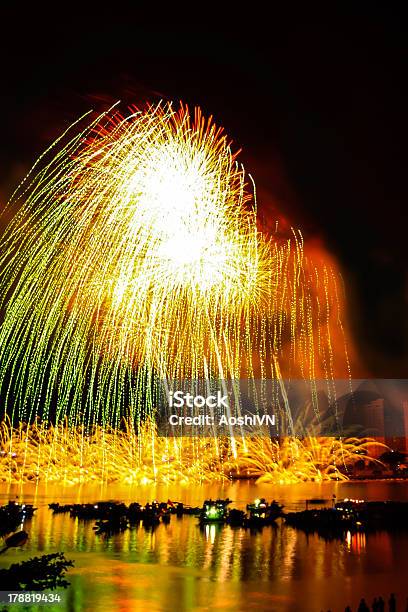 Fuegos Artificiales Foto de stock y más banco de imágenes de Acontecimiento - Acontecimiento, Amarillo - Color, Azul