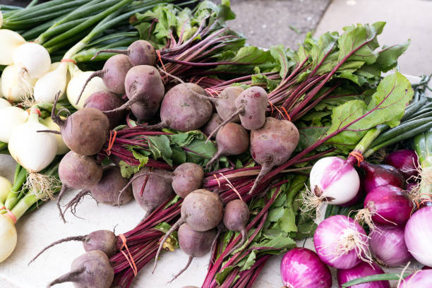 ファーマーズマーケットで販売されているビートの根の束 - farmers market agricultural fair agriculture beet ストックフォトと画像