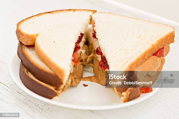 Photo libre de droit de Triple Decker Pb J banque d'images et plus d'images libres de droit de Sandwich - Sandwich, Assiette, Beurre de cacahuètes