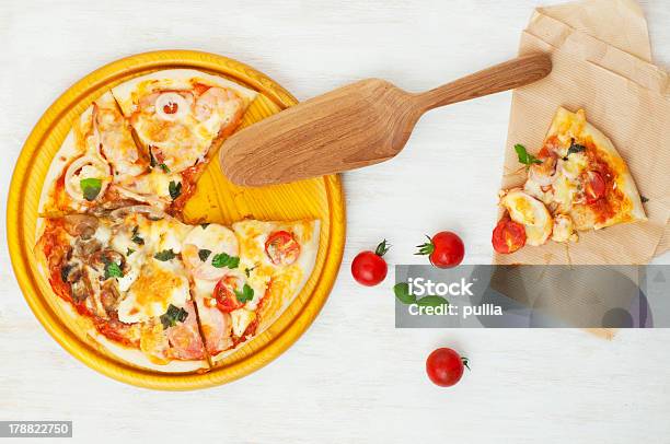 Pizza Misti - Fotografie stock e altre immagini di Frutti di mare - Frutti di mare, Legno, Piatto - Stoviglie