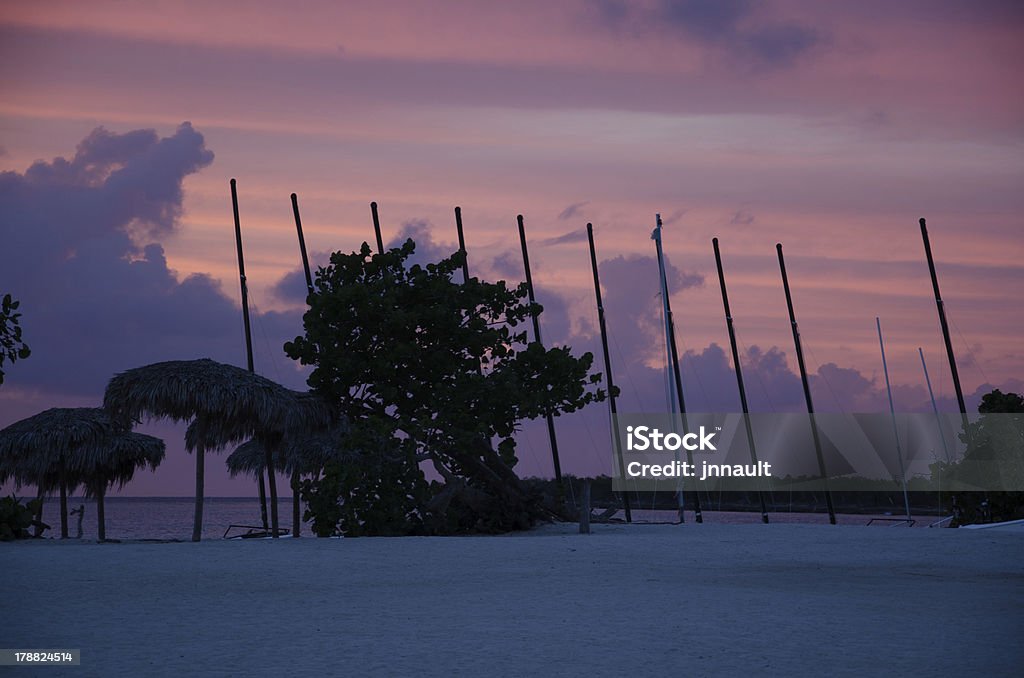 Kuba, na plaży, zachód słońca, katamaran, żeglarstwo, palapa - Zbiór zdjęć royalty-free (Ameryka Łacińska)