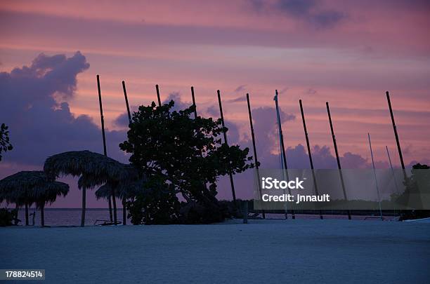 Kuba Na Plaży Zachód Słońca Katamaran Żeglarstwo Palapa - zdjęcia stockowe i więcej obrazów Ameryka Łacińska