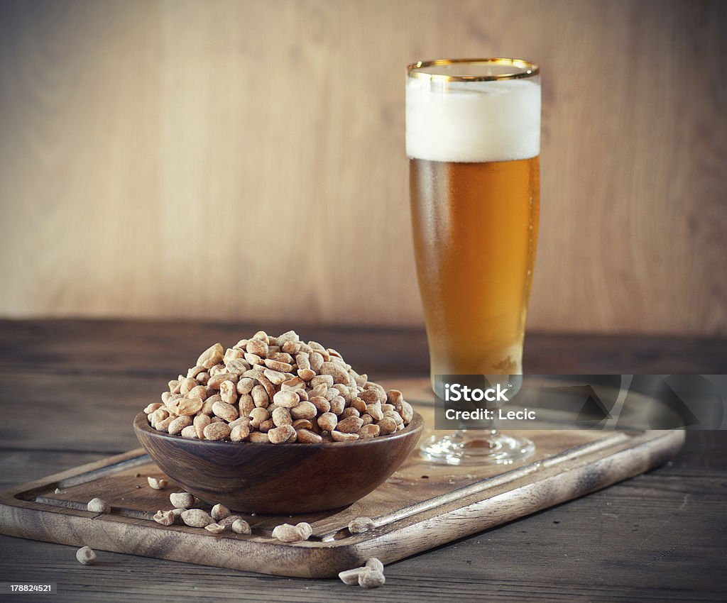 Peanuts und Bier - Lizenzfrei Bier Stock-Foto