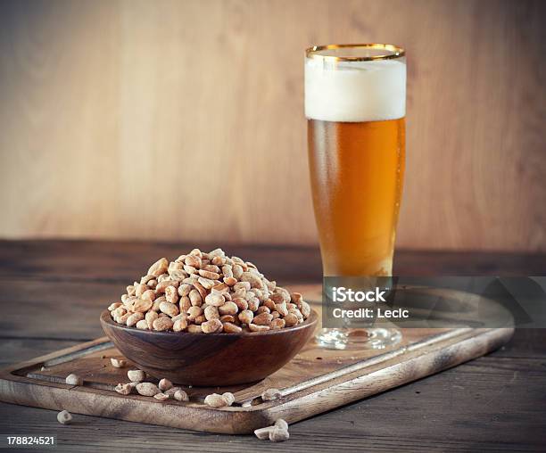 Amendoins E Cerveja - Fotografias de stock e mais imagens de Amendoim - Alimento - Amendoim - Alimento, Cerveja, Amontoar