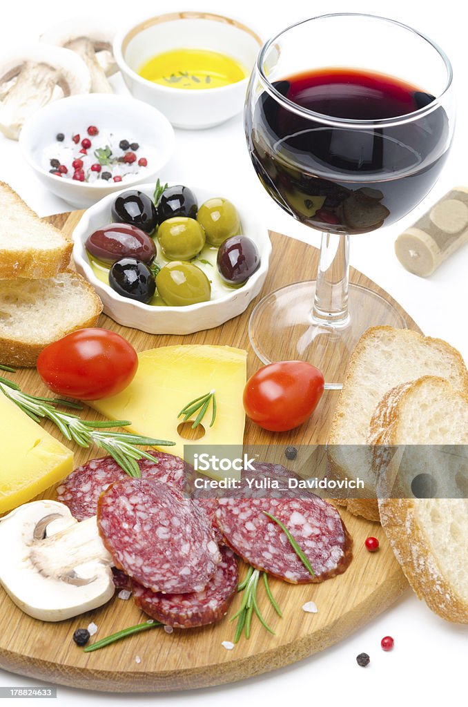 Aperitivos-salame, queijo, pão, tomates, azeitonas e vinho - Foto de stock de Alecrim royalty-free