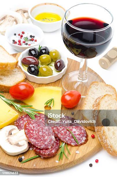 Foto de Aperitivossalame Queijo Pão Tomates Azeitonas E Vinho e mais fotos de stock de Alecrim