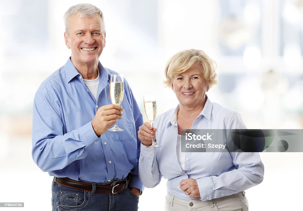 Шампанское тост - Стоковые фото Пожилая пара роялти-фри