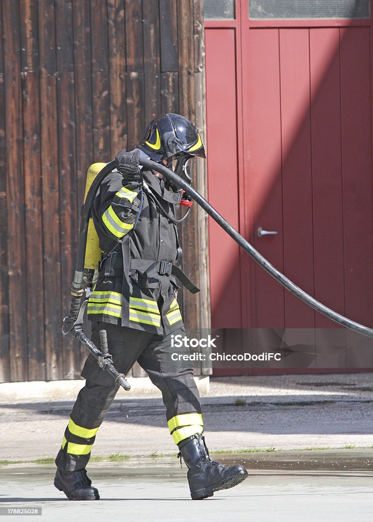 Coraggiosi vigili del fuoco con Bombola di ossigeno fuoco durante un'esercitazione tenutasi - Foto stock royalty-free di Prevenzione incendi