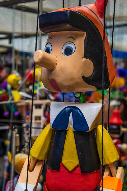 marioneta pinocchio - liar dishonesty pinocchio human nose fotografías e imágenes de stock