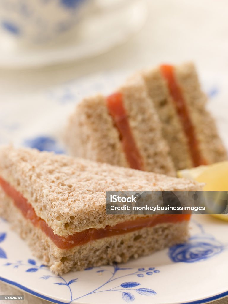 Sandwich al salmone affumicato con pane marrone con il tè pomeridiano - Foto stock royalty-free di Alimentazione sana