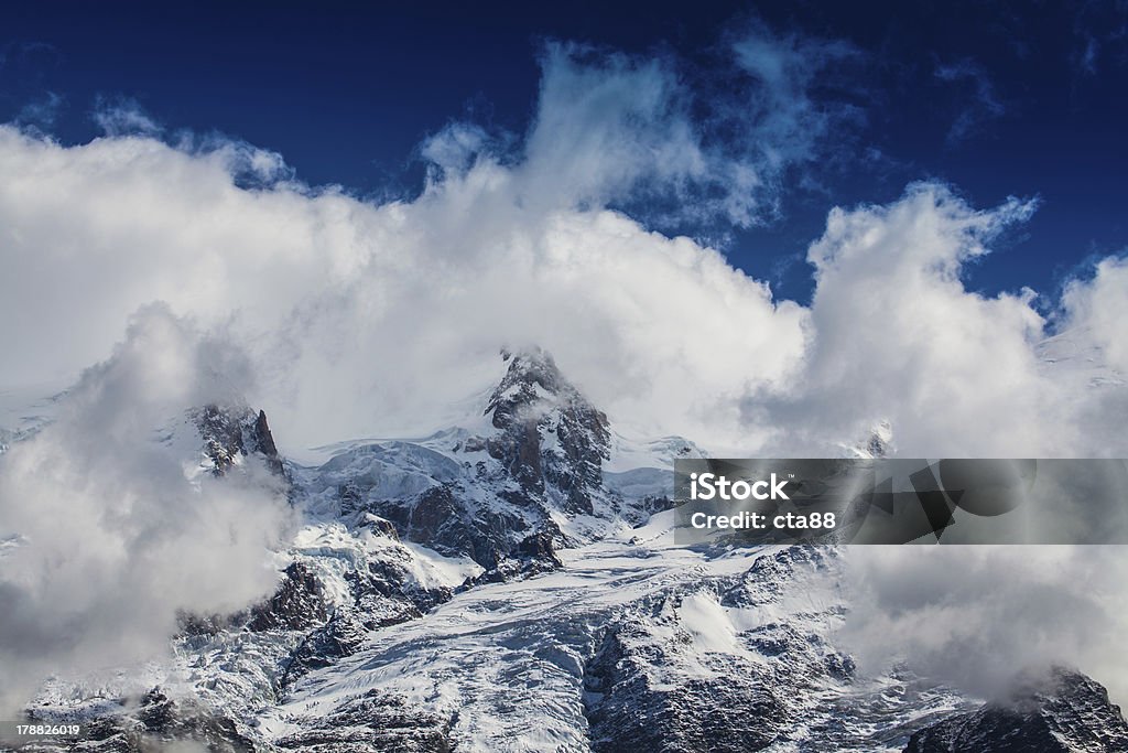 Красивый горный пейзаж в Аль�пах - Стоковые фото Высоко роялти-фри
