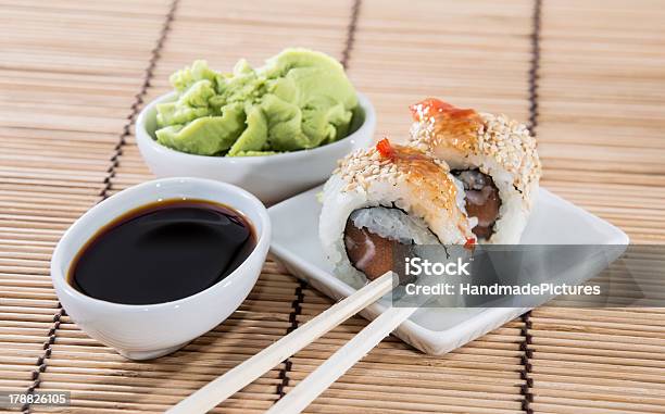 Como Rollitos De Sushi Frescos En Una Pequeña Placa Foto de stock y más banco de imágenes de Alimento