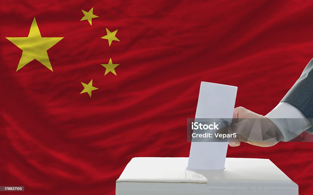 Homem de voto nas eleições na china - Foto de stock de Cultura Chinesa royalty-free