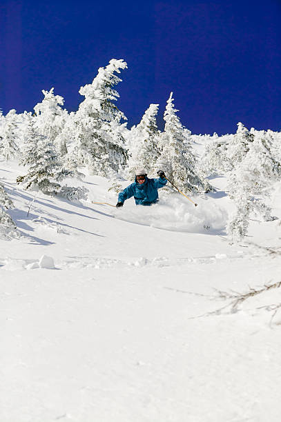 especialista esquiador esqui em pó, à stowe, vermont, eua - skiing winter sport powder snow athlete - fotografias e filmes do acervo