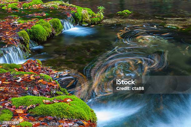 Jesienią Liście I Wodospady W Lesie - zdjęcia stockowe i więcej obrazów Czerwony - Czerwony, Fotografika, Gorąco