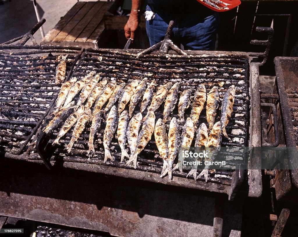 Sardines cocina, Portimao, Portugal. - Foto de stock de A la Parrilla libre de derechos