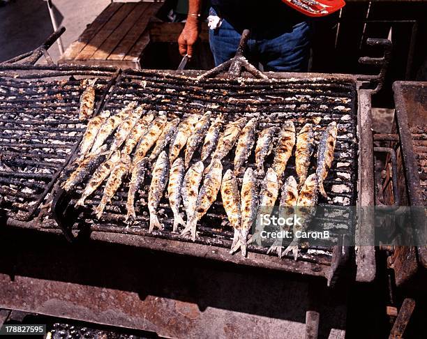 Sardine Cucina Portimao Portogallo - Fotografie stock e altre immagini di Alla brace - Alla brace, Alla griglia, Frutti di mare