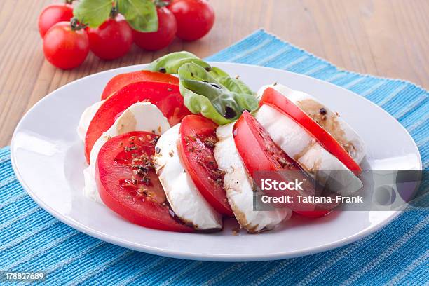 Italiana Com Tomate E Salada Caprese Mozarela - Fotografias de stock e mais imagens de Azul - Azul, Comida, Comida italiana