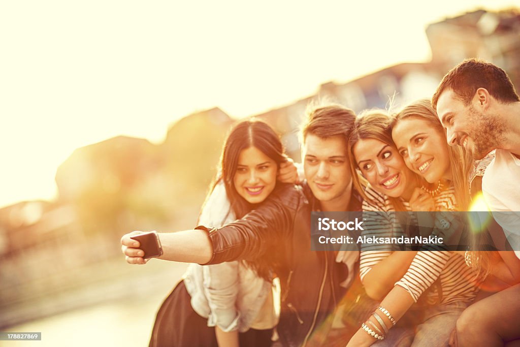 Grupo de amigos con un smartphone - Foto de stock de 20-24 años libre de derechos