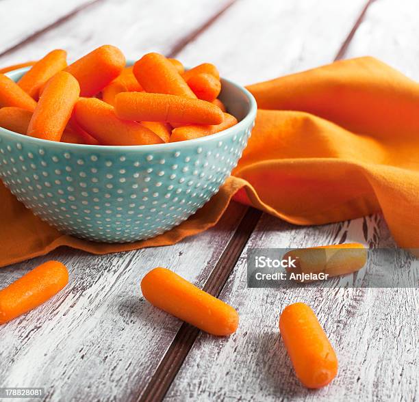 Baby Carrots Corte Foto de stock y más banco de imágenes de zanahoria mini - zanahoria mini, Madera - Material, Agricultura
