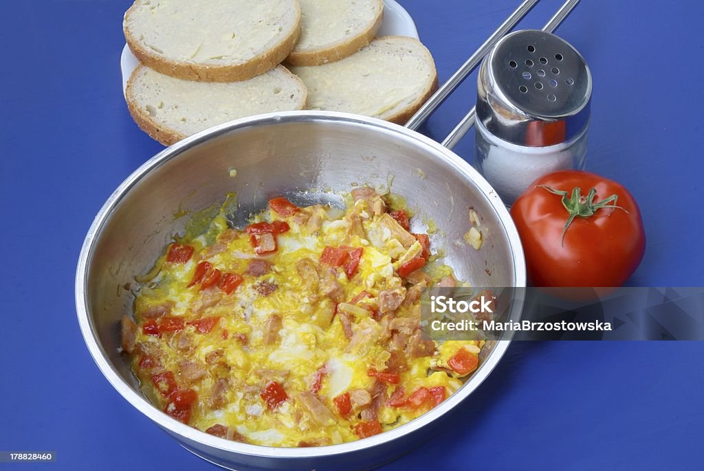 Rührei mit Tomate und Würstchen für Frühstück - Lizenzfrei Ei Stock-Foto