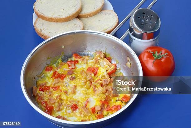 Rührei Mit Tomate Und Würstchen Für Frühstück Stockfoto und mehr Bilder von Ei - Ei, Farbbild, Fotografie