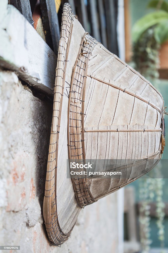 Vieux chapeau à la main - Photo de Accessoire libre de droits