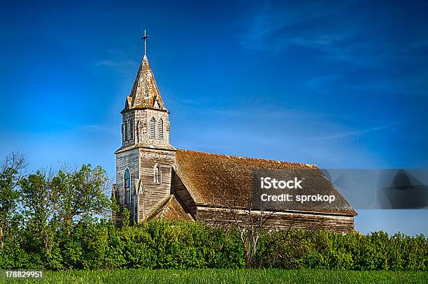 Igreja Old Exposto Ao Ar - Fotografias de stock e mais imagens de Abandonado - Abandonado, Acabado, Antigo