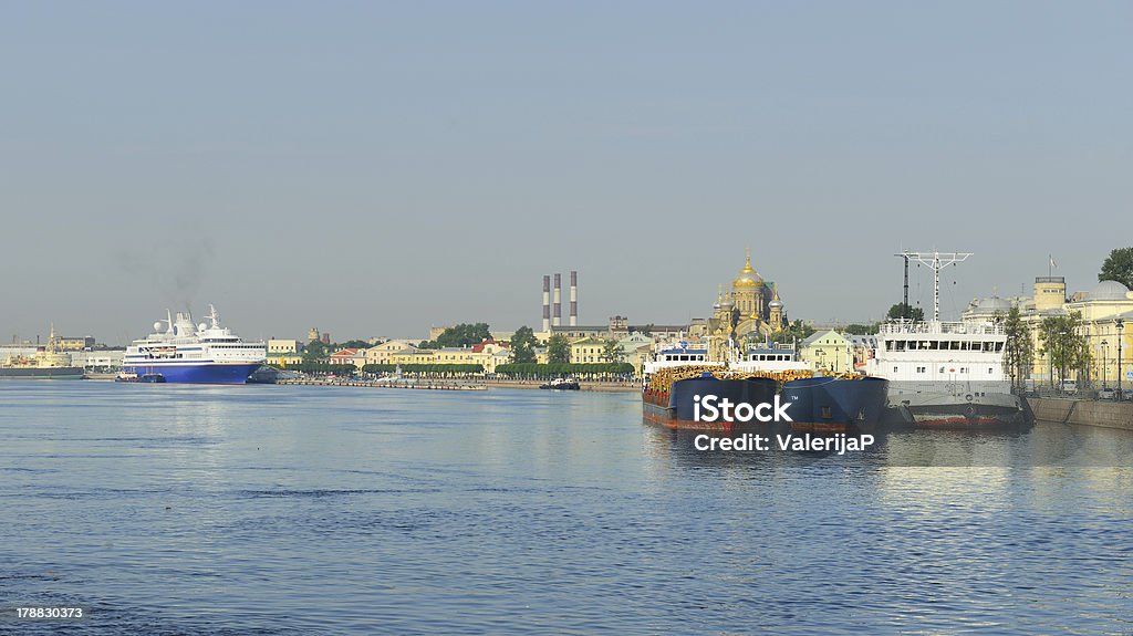 Cruzeiro no Mar e navios de carga em São Petersburgo - Foto de stock de Barco de passageiros royalty-free