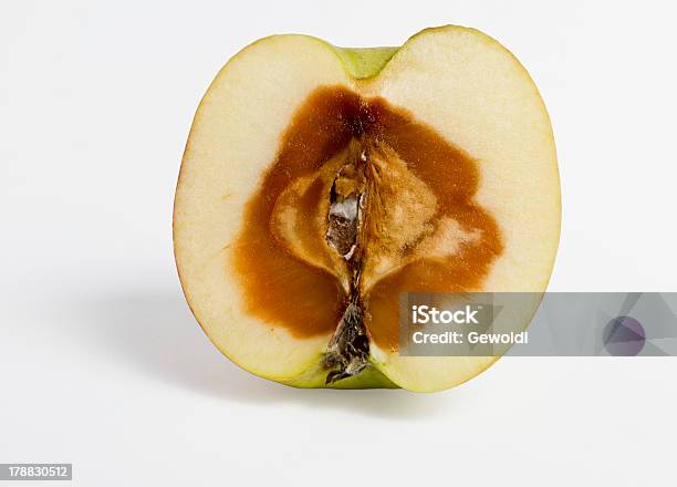 Feculent アップル Rotten センタークリッピングパス - 腐敗のストックフォトや画像を多数ご用意 - 腐敗, りんごの芯, リンゴ
