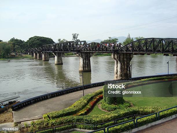 A Ponte Sobre O Rio Kwai Kanchanaburi Tailândia - Fotografias de stock e mais imagens de Ao Ar Livre - Ao Ar Livre, Cultura Tailandesa, Fotografia - Imagem