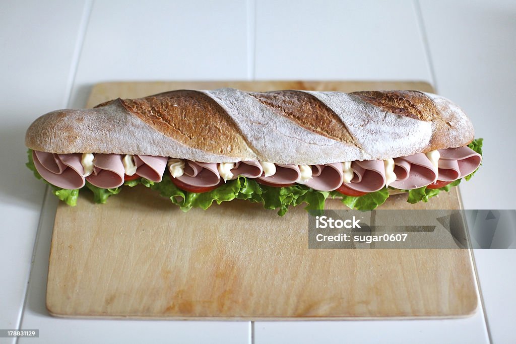 Sandwich au poulet salami, salade de tomates et mayonnaise - Photo de Affluence libre de droits