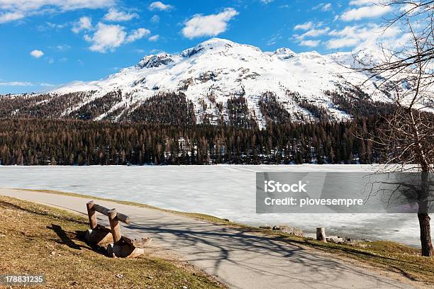 Hermoso Paisaje De Montaña Foto de stock y más banco de imágenes de Agua - Agua, Aire libre, Azul