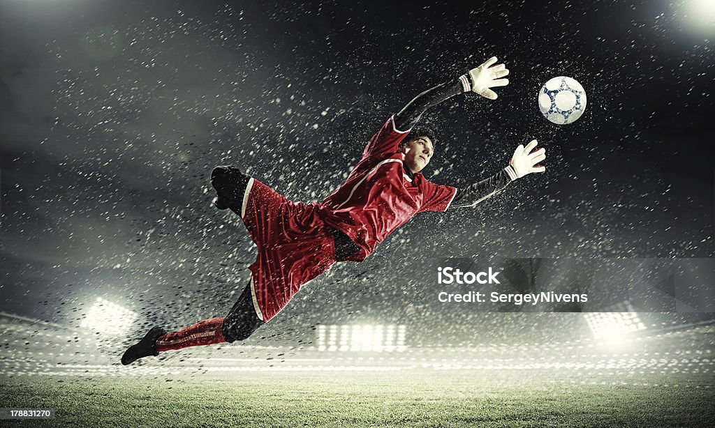 Goleiro capturas a bola em jogo de futebol - Foto de stock de Goleiro royalty-free
