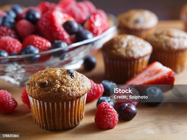 Świeże Berry Muffiny - zdjęcia stockowe i więcej obrazów Muffin otrębowy - Muffin otrębowy, Owoc jagodowy, Muffin