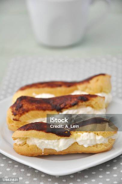 Eclairs De Chocolate - Fotografias de stock e mais imagens de Alimentação Não-saudável - Alimentação Não-saudável, Assado no Forno, Baunilha - Condimento