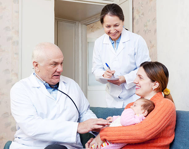 médicos examinar pequena bebé de mãe feliz com os braços - cheerful doctor prescribes professional occupation imagens e fotografias de stock