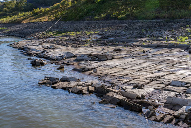 ミシシッピ川の砂防護岸として使用される損傷したコンクリートマット - global warming drought riverbank dirt ストックフォトと画像