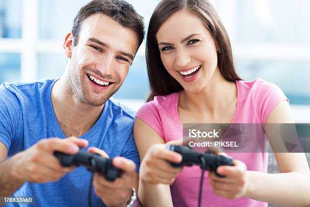 Paar Spielt Videospiele Stockfoto und mehr Bilder von Aktivitäten und Sport - Aktivitäten und Sport, Aufregung, Brand Name Video Game