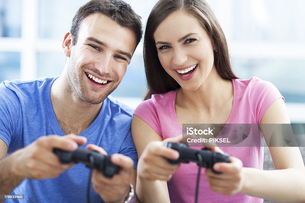 Casal jogar jogos de vídeo - Royalty-free Adulto Foto de stock