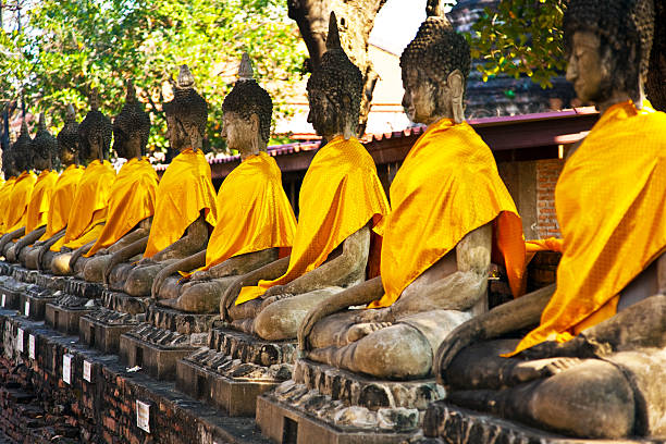 posągów buddy w świątyni wat yai chai mongkol - bangkok variation religion god zdjęcia i obrazy z banku zdjęć
