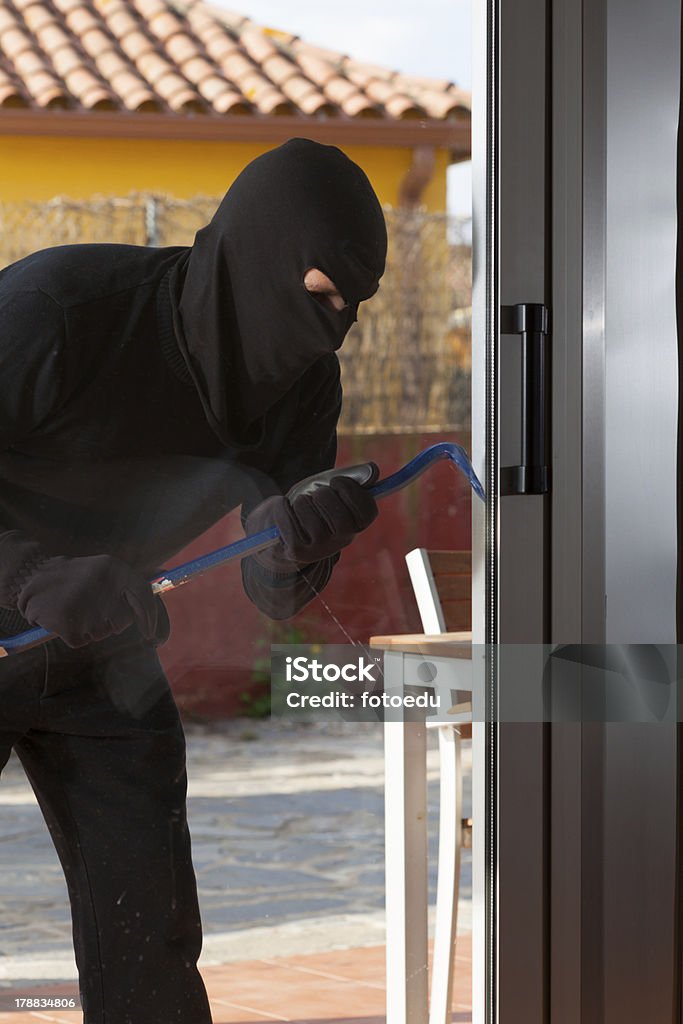 Ladrão roubando de uma casa - Foto de stock de Abrindo royalty-free