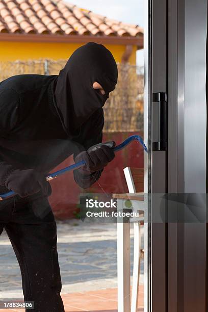 Foto de Ladrão Roubando De Uma Casa e mais fotos de stock de Abrindo - Abrindo, Arrombador, Assaltante