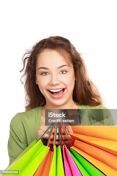 Jovem Menina Segurando O Saco De Compras - Fotografias de stock e mais imagens de Adulto - Adulto, Atividade, Beleza