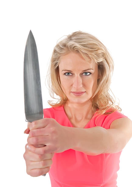 femme tenant un couteau - long blond hair photos et images de collection